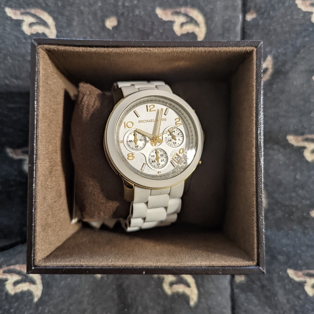 🏵️ VTG MICHAEL KORS WHITE CERAMIC WATCH